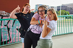 Lektor Lukáš Kladníček při natáčení filmu s účastníky filmového tábora www.filmovy-tabor.eu